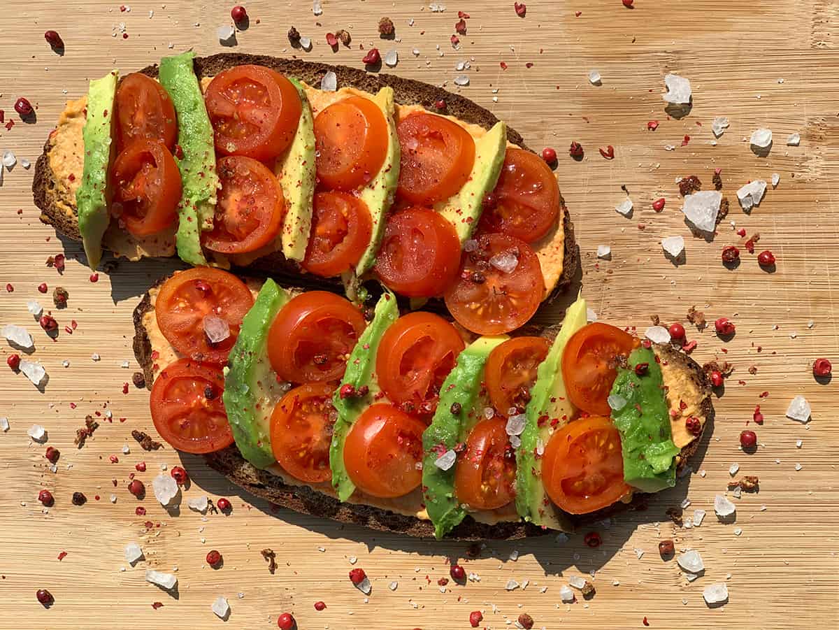 Avocado Brot mit Tomate