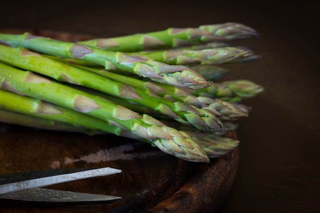 Grüner Spargel als Beilage zu Fisch