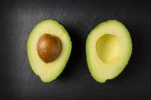 Aufgeschnittene Avocado frisch halten