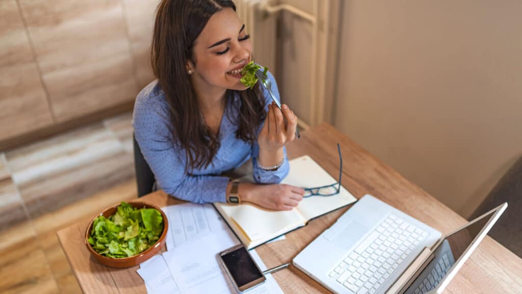 Low Carb auf der Arbeit. Salat in der Mittagspause am PC.